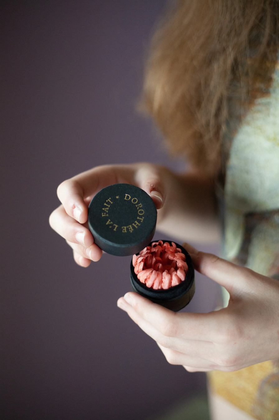 Broche fleur en soie