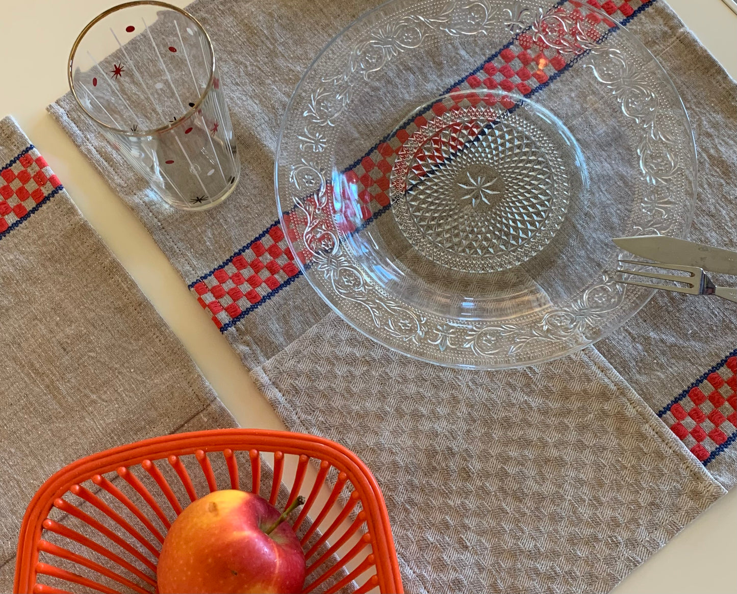 Sets de table upcyclés en lin et carrés rouges