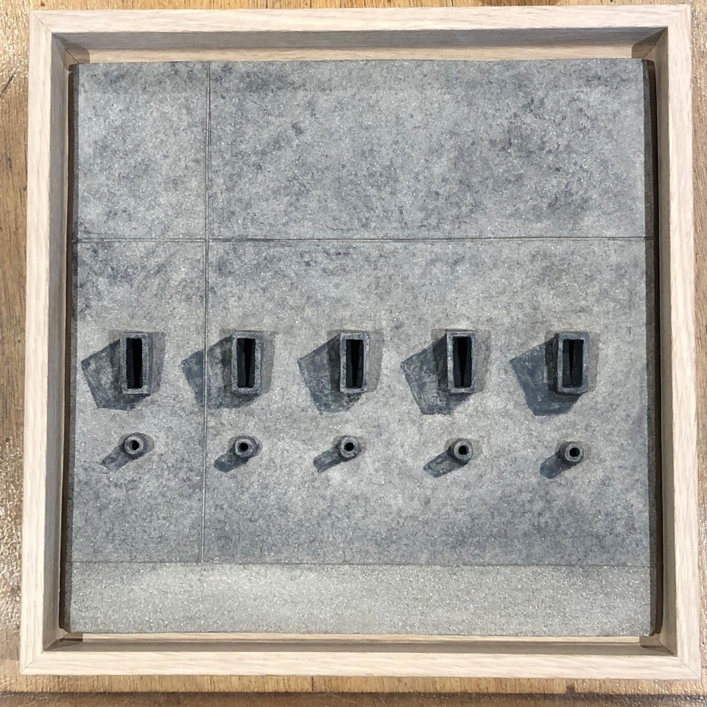 Bas reliefs en grès chamotté gris