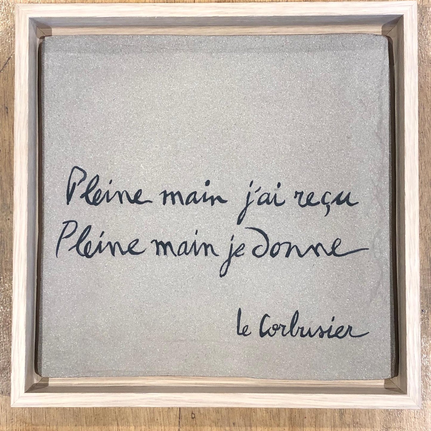 Bas reliefs en grès chamotté gris
