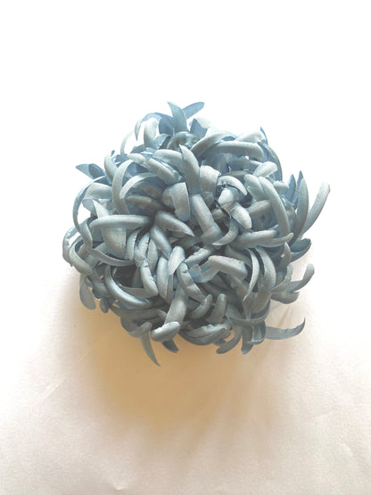 Broche fleur en soie