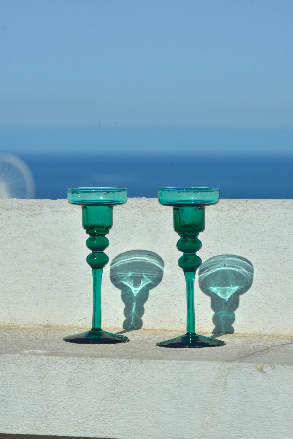 Bougeoirs en verre vert
