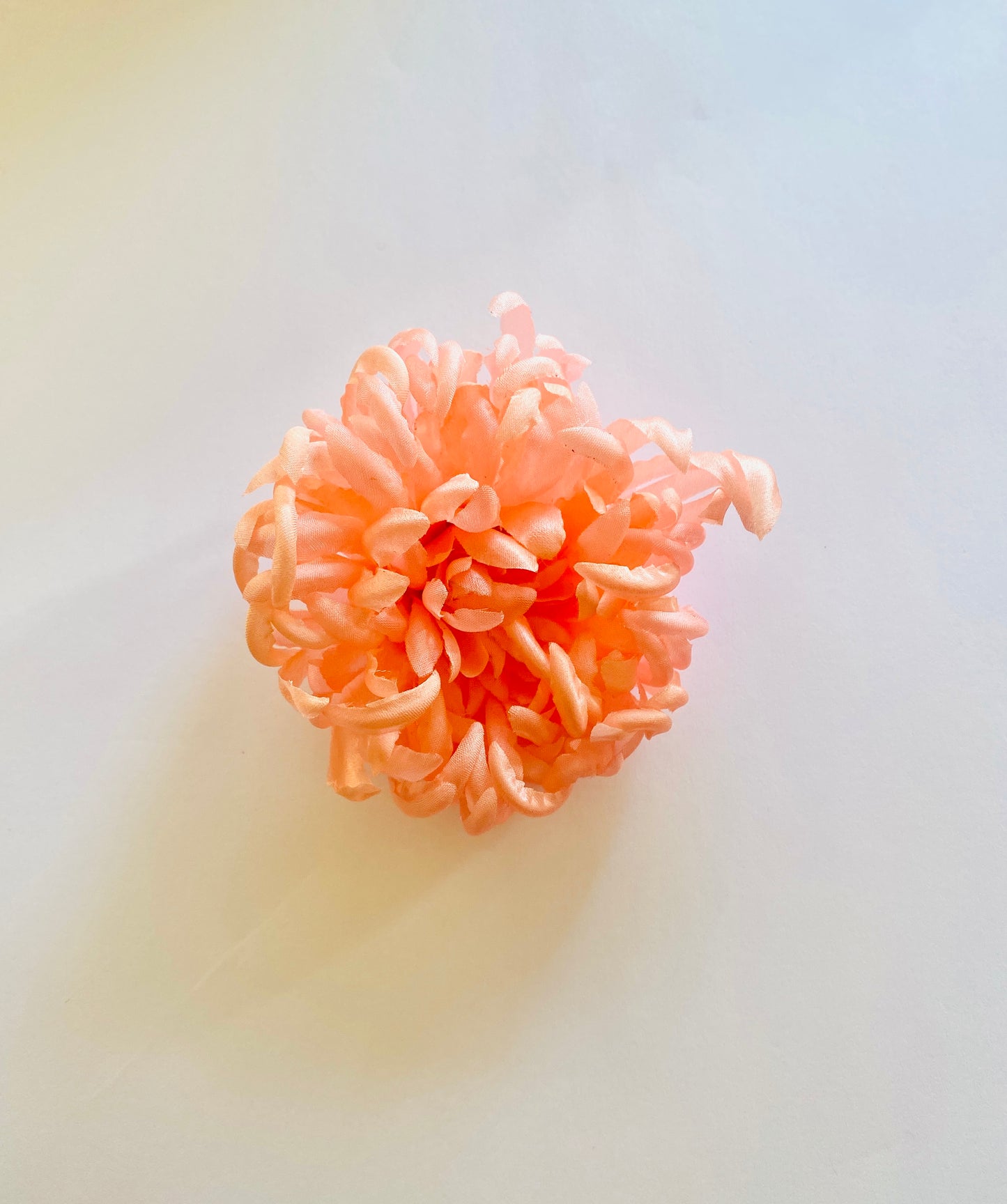 Broche fleur en soie
