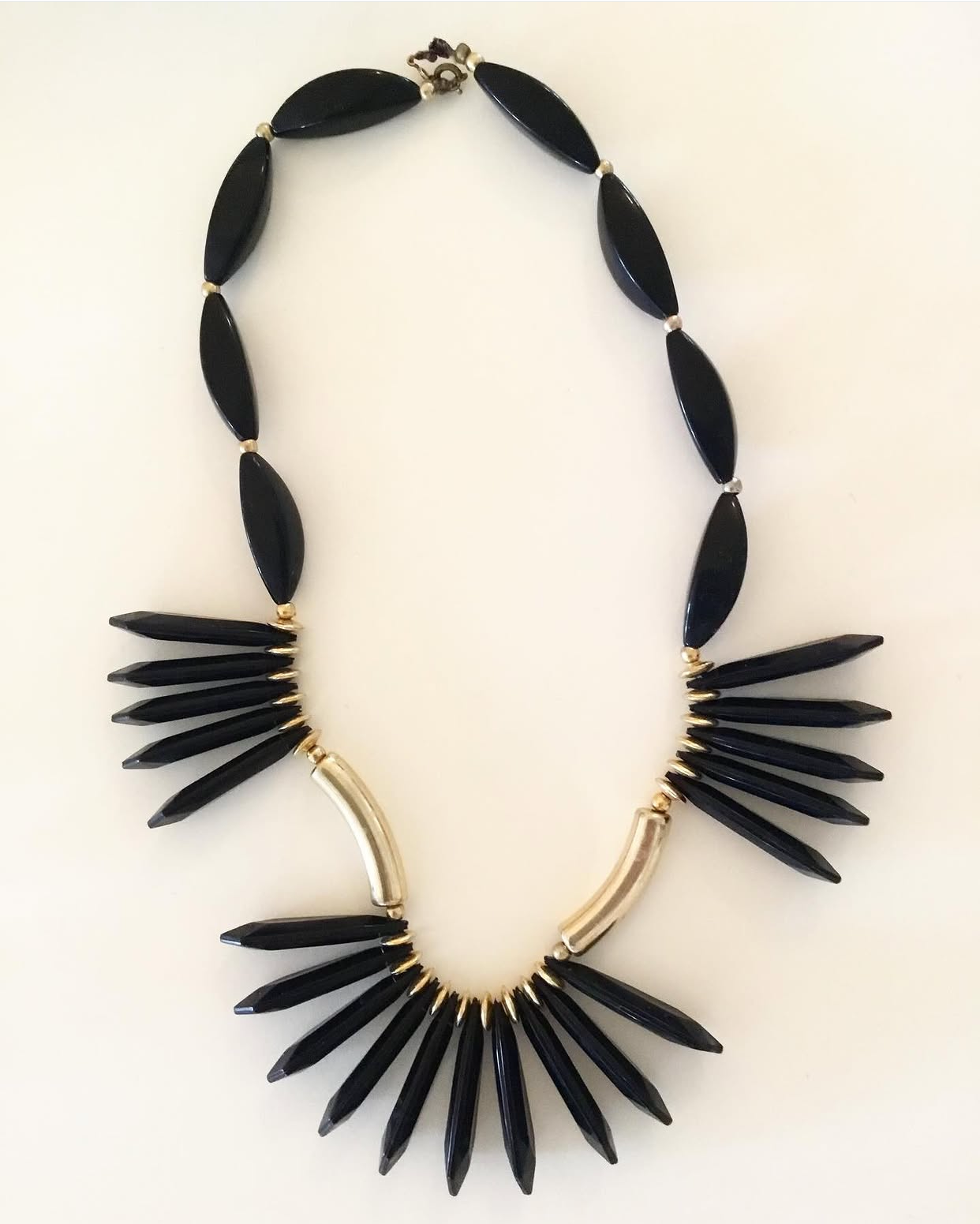 Collier graphique plastron