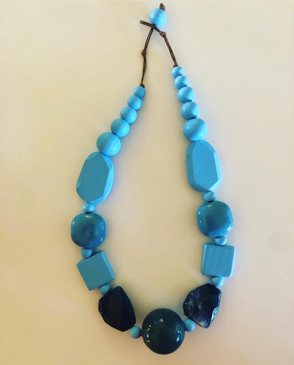 Collier résine et bois bleu