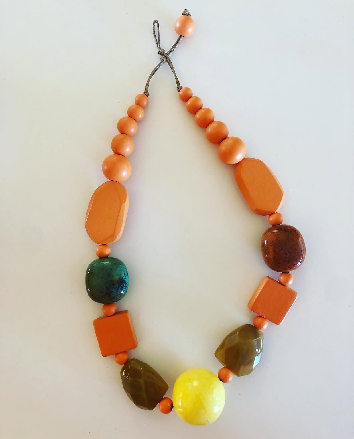 Collier résine et bois