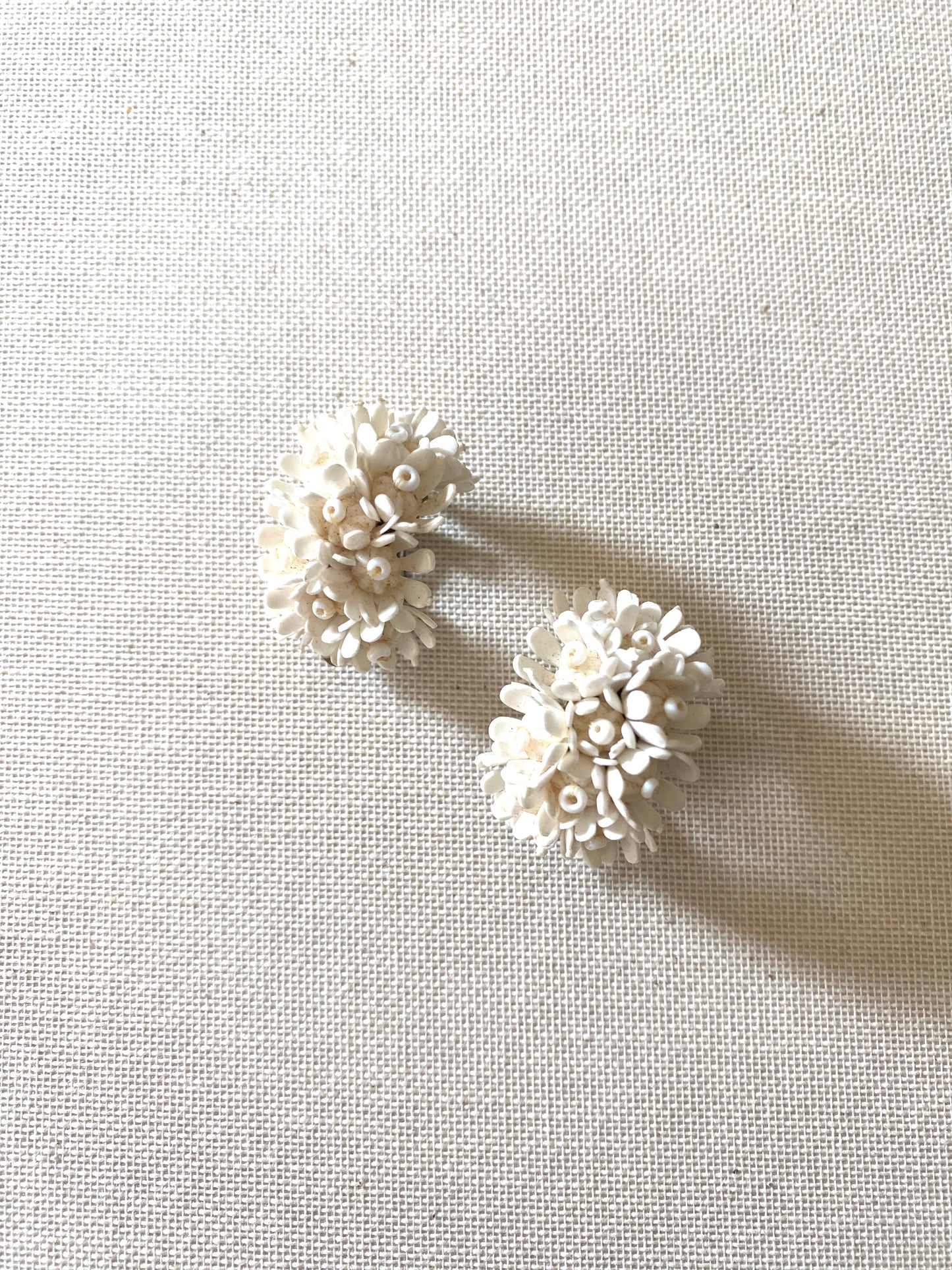 Clips blanc fleurs années 60