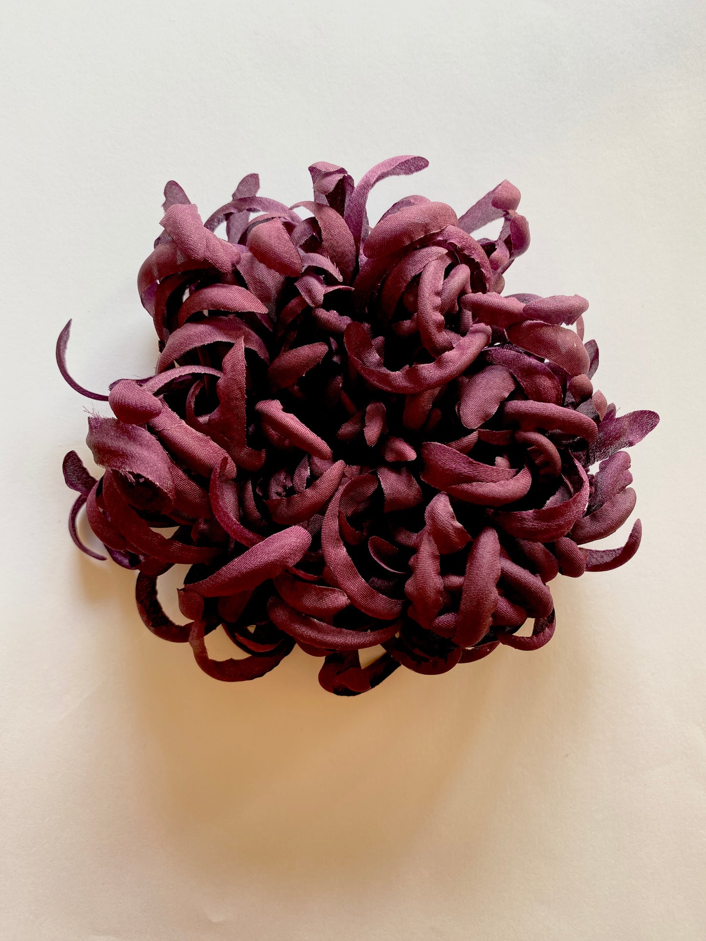 Broche fleur en soie