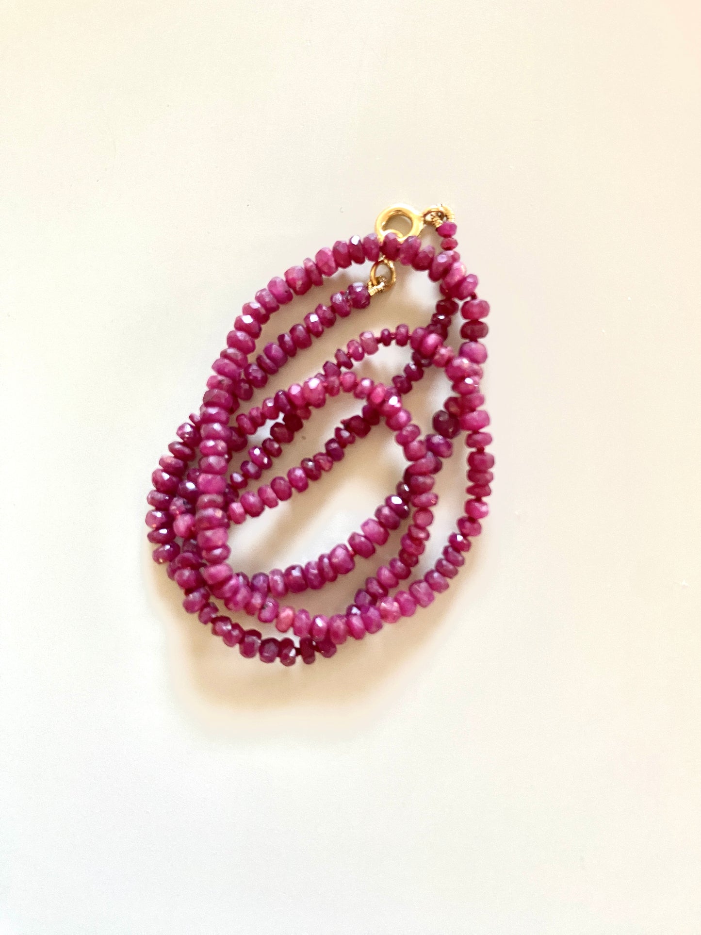 collier rubis bruts