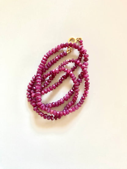 collier rubis bruts