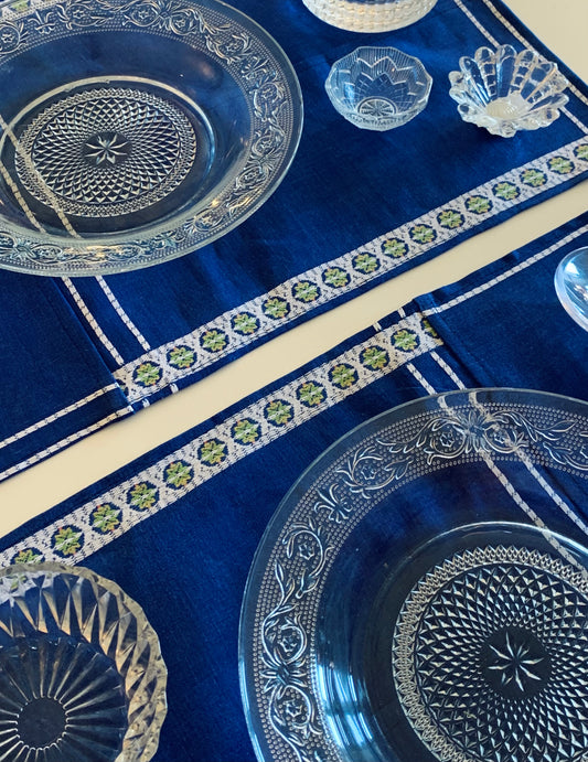 Sets de table en coton bleu brodé