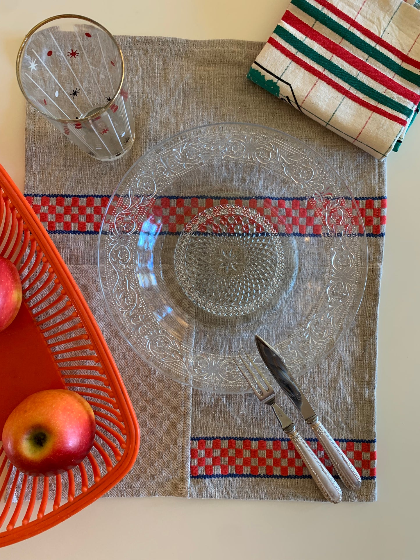 Sets de table upcyclés en lin et carrés rouges