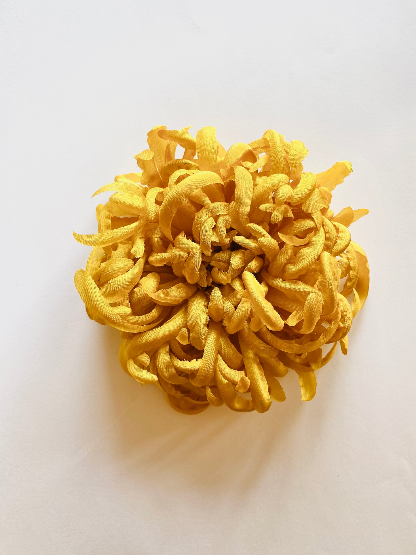 Broche fleur en soie