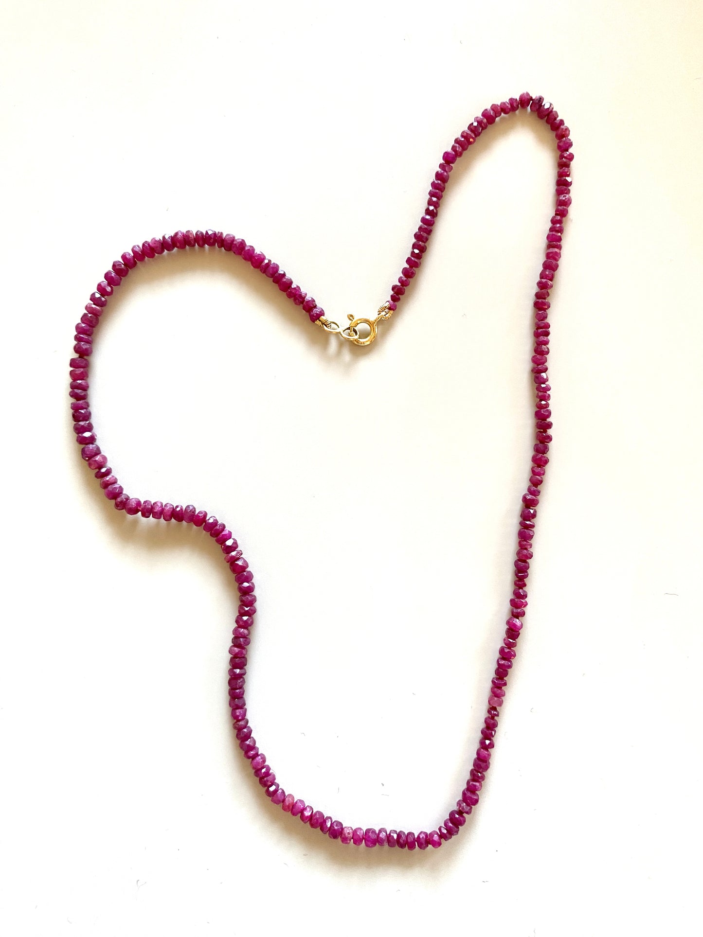 collier rubis bruts