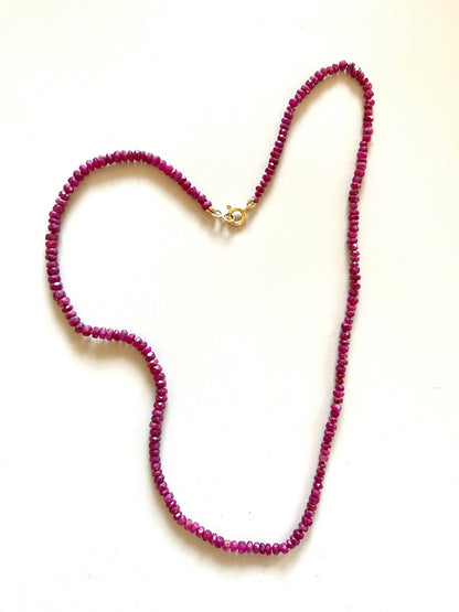 collier rubis bruts
