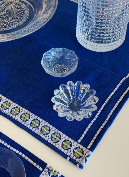 Sets de table en coton bleu brodé